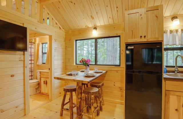 Mtn-View Middlebury Center Cabin: Deck & Grill!