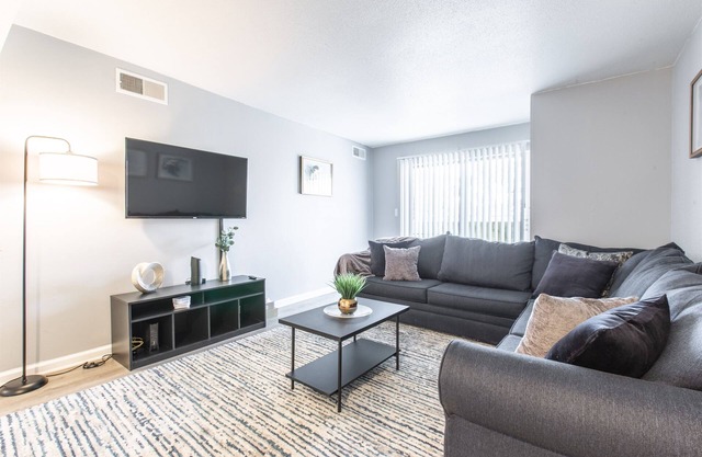 MTR Private Apartment | 10min Downtown | Renovated | WiFi | Clean!