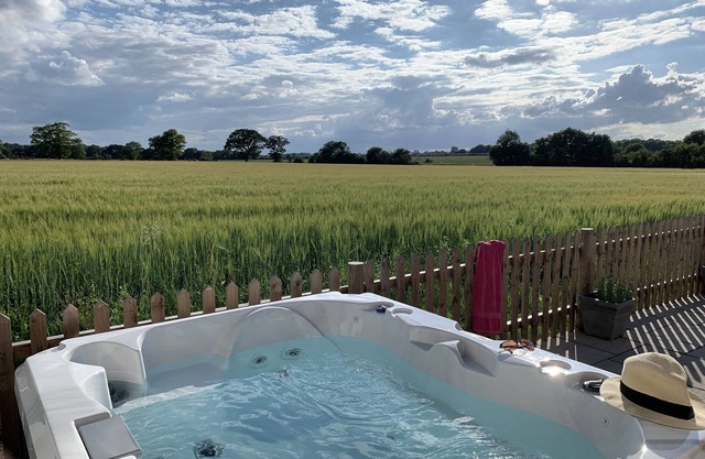 Mulberry Cottage, Suffolk with private Hot Tub