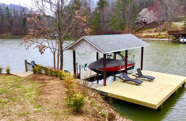 MULTI-FAMILY,LAKEFRONT RETREAT,HOT TUB,KAYAKS,GAMEROOM,SPACIOUS