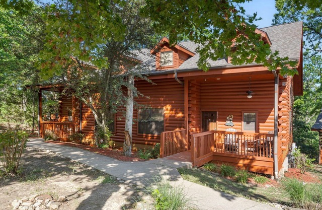 Multi-Unit Walk-in Cedar Log Cabin - Just off of Branson's 76 Country Blvd! Golf &Ticket Deals