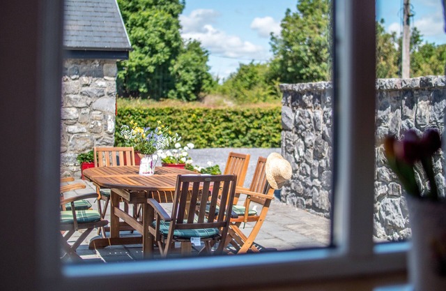Murrays Traditional Irish Stone Cottage, near lake