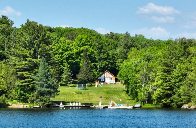 Muskoka Lakefront 3-bdrm Chalet