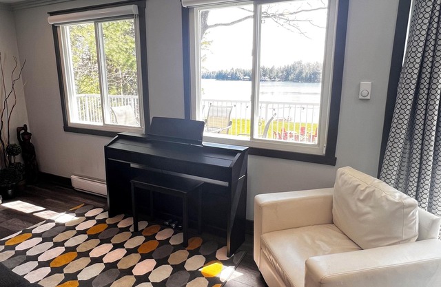 Muskoka lakefront,private sand beach ,cosy-family cottage