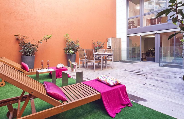 My Space Barcelona 6 Apart. to have 48 people around the Triunfo Arco