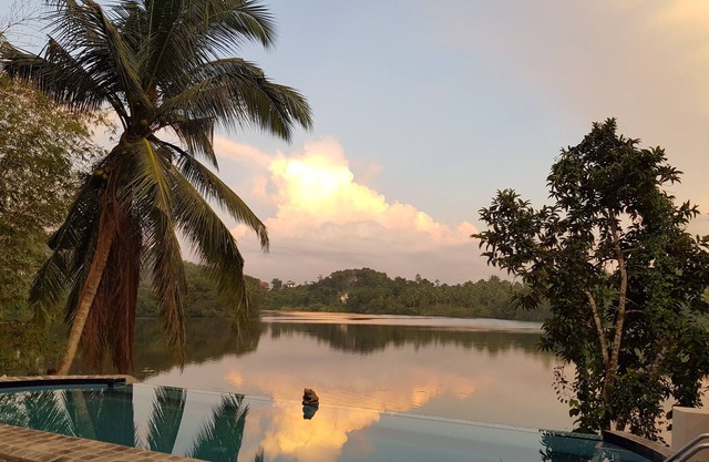 MyH LAKE FRONT Villa near City (Bed and Breakfast)