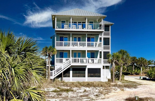 N Cape, private spa, comm pool, ensuites galore, pets considered, beach gear