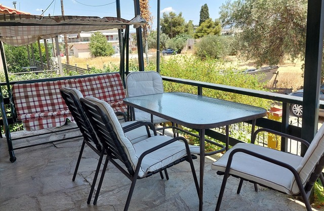 Nadina's House. Family-sized with garden, close to the beach, 45' from Athens!