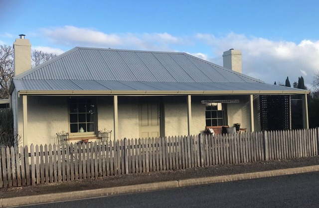 nAir's Cottage Penola: Delightful colonial stone cottage, WiFi fire AC Spa BBQ