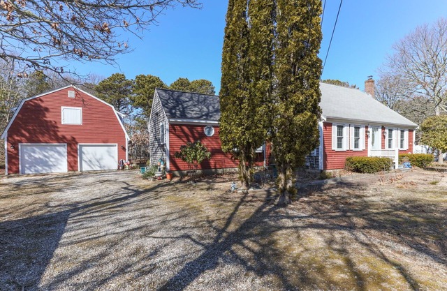 Nana & Baba’s Clamshack: 4-bedroom, Cozy Eastham Home Right Near Beach