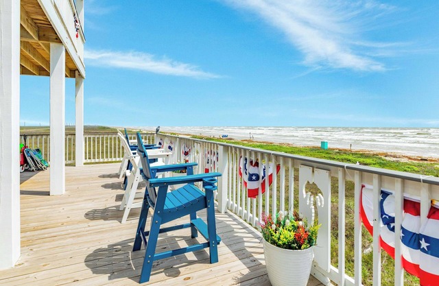 Nana & Pops Beachfront Home - Family Friendly