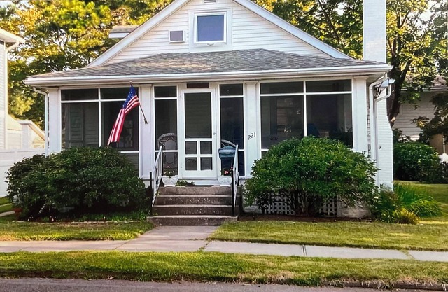 Nana's Cottage - Charming 1930's 2 BD. Walk to the beach!