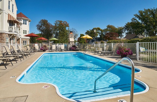 "Nantucket 1 Bedroom" Luxury Townhome, Pool, Hot Tub, Golf Membership, Near Lake and Beaches