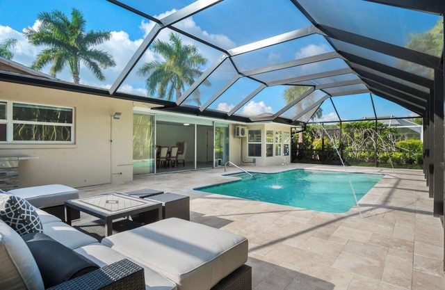 Naples Dream Escape 4BR Home, heated pool, 10min from Beach