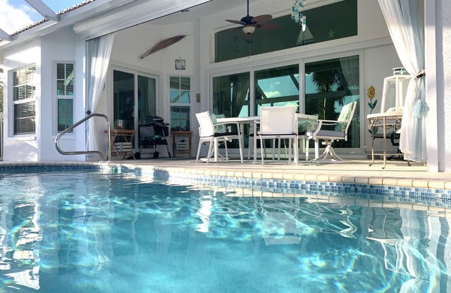 Naples, dream villa on the lake, south facing, private, heated pool, free Wi-Fi