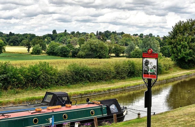 Narrowboat at Weedon