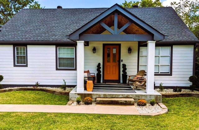 NASHVILLE RETREAT! 8 BEDS, 12 PPL, 4 Rooms, 2.5Bath, GAMES, FIREPIT, YARD, GRILL