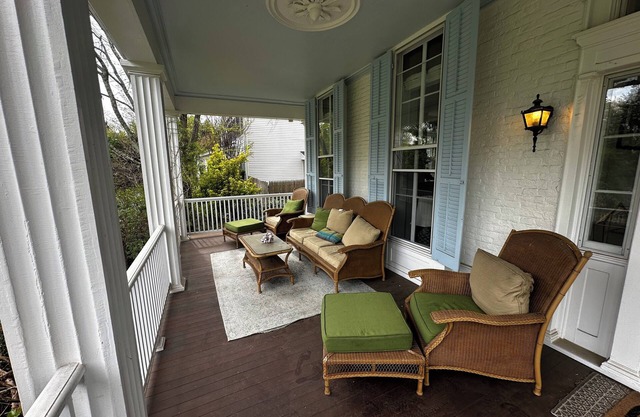 Nassau St. Home; Sleeps 14 in beds; 5 minute walk from Hoagie Haven