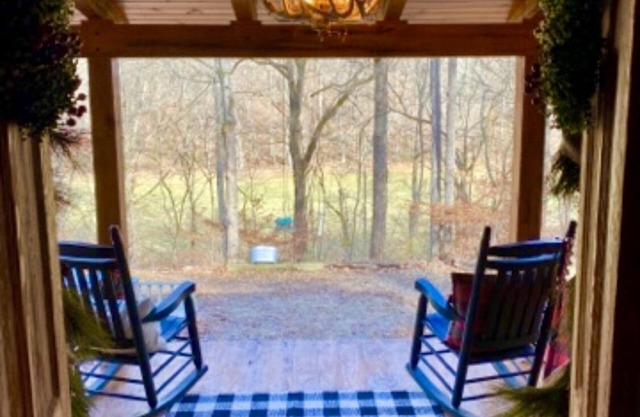Natchez Hideaway ~ Rustic Cabin on 50 acres outside Nashville near Leipers Fork