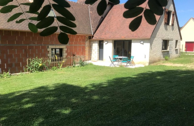 "Nature et Douceur" and its green park within easy reach of many activities