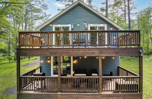 Nature Getaway ~ Creek, Firepit, Deck, Privacy