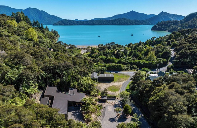 Nature's Luxury - Moetapu Bay Holiday Home