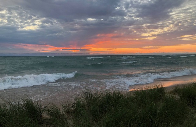 Nature's Nook - Hot Tub! - walk to Lake Michigan!