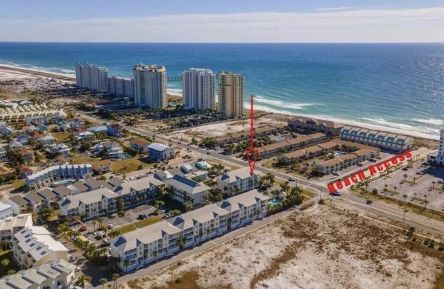 Navarre Beach 123, Short Walk to Beach With Pool