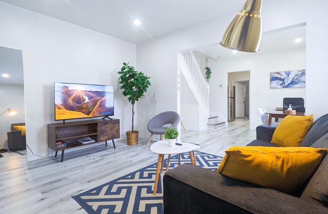 Navy gold dream - 2 bedroom house w/work station