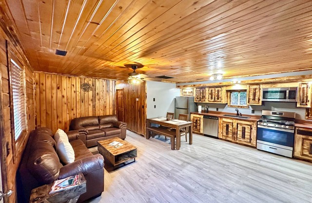 nCozy 2-bedroom, river access, near Smoke Hole, Seneca Rocks & Dolly Sods