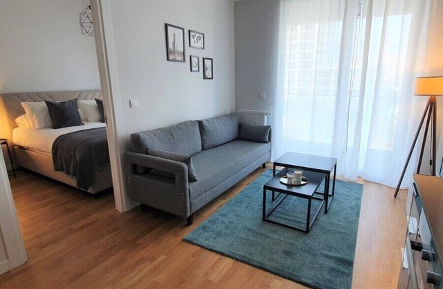 Near Airport Metro 1-Bdr apartment Gym/Pool