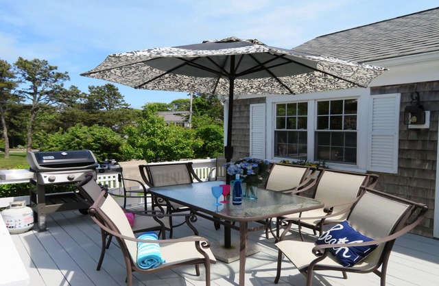 Near Beach, AC, WiFi, Pet friendly, fenced yard