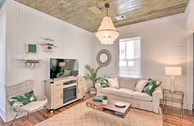 Near Beach & Strand: Bright Cottage in Galveston