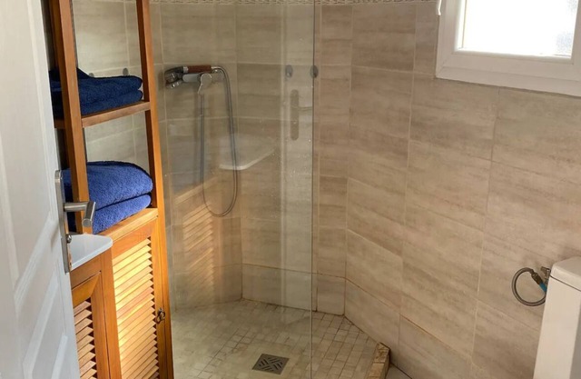Near Bordeaux center: town house + parking space