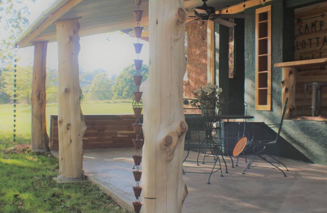 Near Branson MO, Private and secluded Cabin style 3BR house. WiFi & Smart TV.
