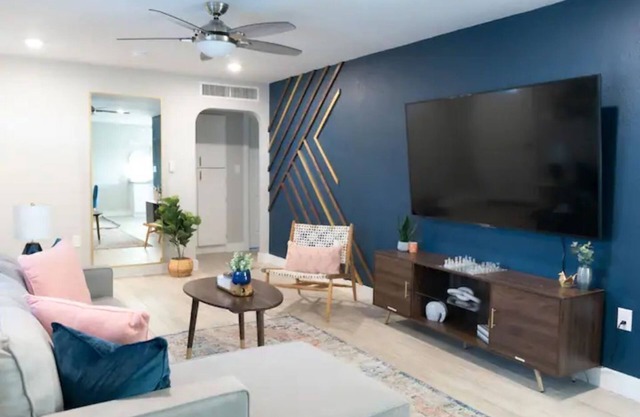 Near Camelback, 7 mins from Airport, Sleeps 11