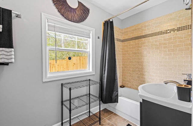 Near Downtown Atlanta 3-bedroom modern house near Golf Course. Sleeps 6.