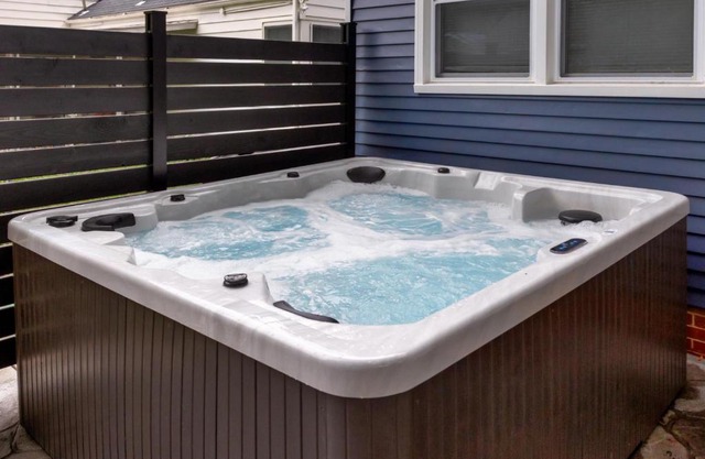 Near Drake/Downtown packed w/Amenities - Hot Tub - Movie Theater