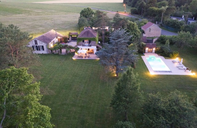 Near Fontainebleau - Charming house with heated pool and park