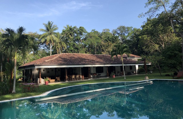 Near Galle, recent colonial house, 3 bedrooms, large swimming pool in the park