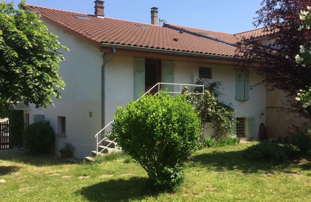Near Grenoble: Large house with garden