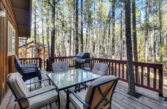 Near Hiking & Golfing: Pinetop Cabin w/Deck