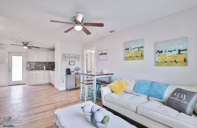 Near HSU, ACU & Hendrick ~ Clean ~ Charming Cottage ~ New Discounts ~ Pets