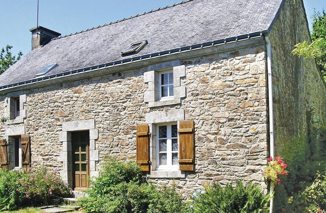 Near Lorient, this comfortable and traditional stone house benefits from a quiet location on the edg