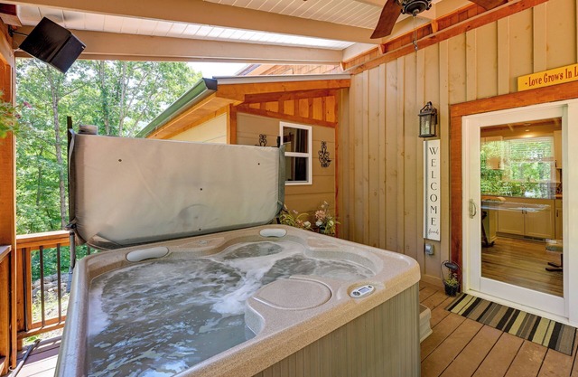 Near Main Street w/Hot Tub: Retreat in Hiawassee!