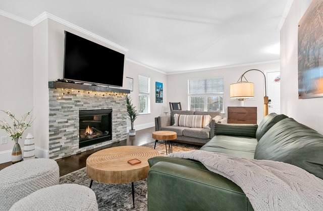 Near Packers Stadium- Hot tub, screened in Porch and over 3400 sq ft!
