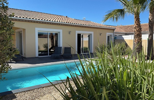 Near PEZENAS, Single storey villa with private pool