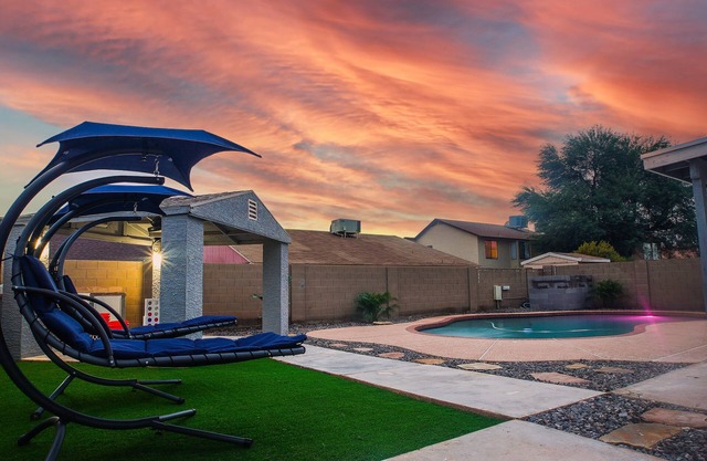 Near Stadiums, Sleeps 10 and Pet Friendly Too!