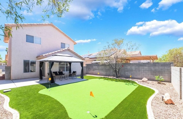 Near Strip & Airport - 3BR + Golf