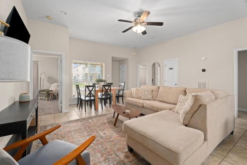 Near Texas A&M, Spacious Living Room, 4 Queen Beds